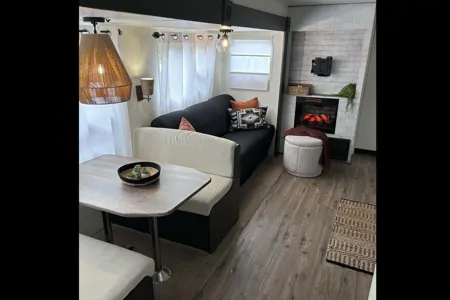 Adam's 32ft Modern Renovated Trailer - Sleeps 6-8!