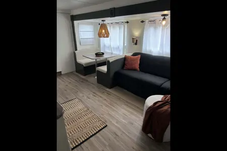 Adam's 32ft Modern Renovated Trailer - Sleeps 6-8!