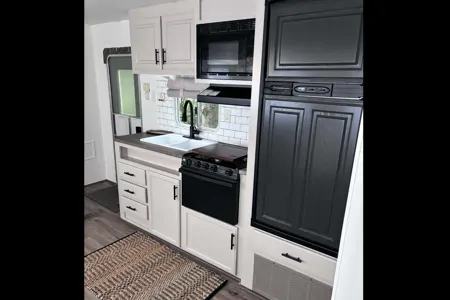 Adam's 32ft Modern Renovated Trailer - Sleeps 6-8!