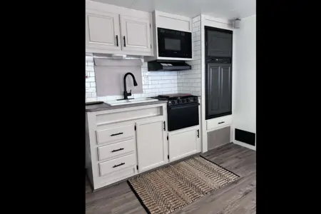 Adam's 32ft Modern Renovated Trailer - Sleeps 6-8!