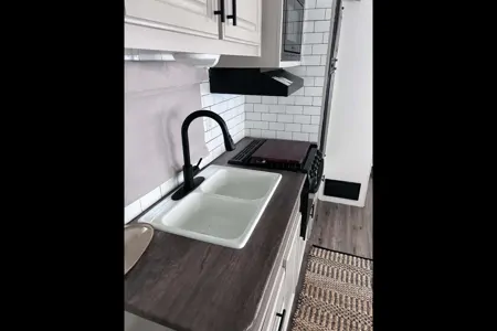 Adam's 32ft Modern Renovated Trailer - Sleeps 6-8!