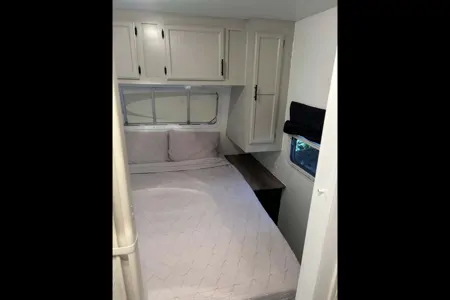 Adam's 32ft Modern Renovated Trailer - Sleeps 6-8!