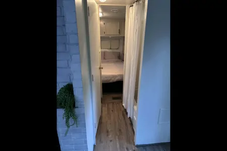 Adam's 32ft Modern Renovated Trailer - Sleeps 6-8!