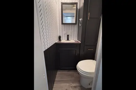 Adam's 32ft Modern Renovated Trailer - Sleeps 6-8!