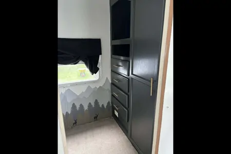 Adam's 32ft Modern Renovated Trailer - Sleeps 6-8!