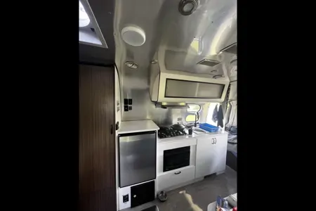 Miraj - Airstream Caravel 22FB Travel Trailer