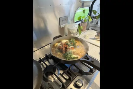 Miraj - Airstream Caravel 22FB Travel Trailer