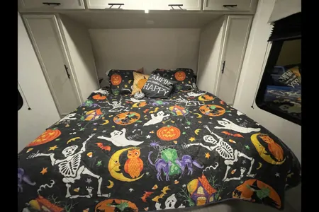 Sweet Pea II - 2026 Bunk House with Camp King bed