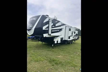 Britany’s Jayco Seismic 403T Fifth Wheel