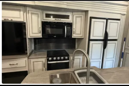 Luxe 2021 Cougar Cove 5th Wheel