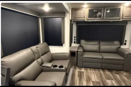 Luxe 2021 Cougar Cove 5th Wheel