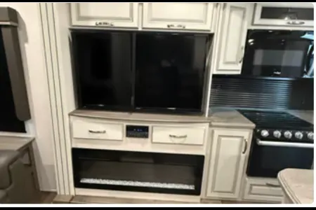 Luxe 2021 Cougar Cove 5th Wheel