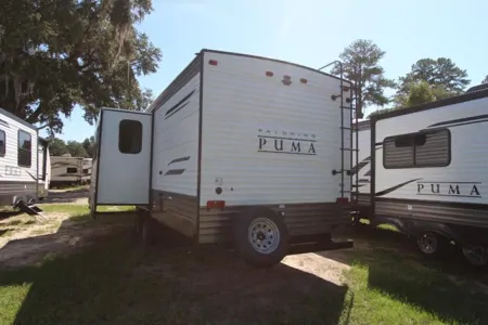 Family Travel Trailer w/TWO full bathrooms!