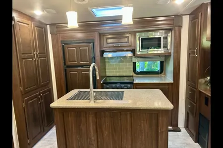 The Hutchins' Palomino 312TSQBK Travel Trailer