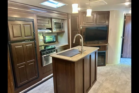 The Hutchins' Palomino 312TSQBK Travel Trailer