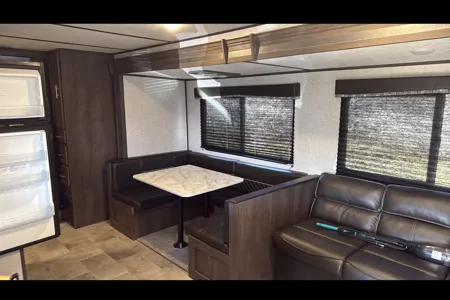 Jeffery's Coleman Lantern 295QB Travel Trailer