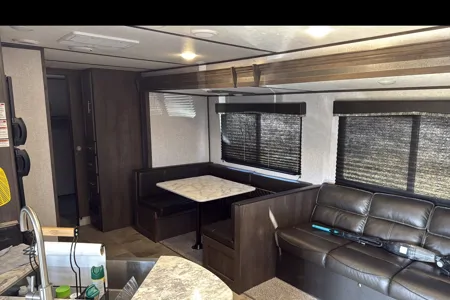 Jeffery's Coleman Lantern 295QB Travel Trailer