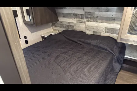 Jeffery's Coleman Lantern 295QB Travel Trailer