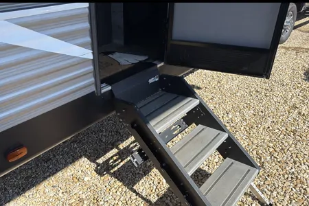 Jeffery's Coleman Lantern 295QB Travel Trailer