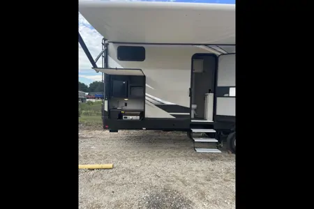Teela's Highland Ridge RV Mesa Ridge XLT Fifth Wheel