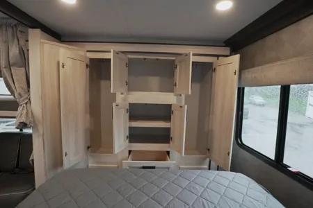 C15 Luxury SUNSEEKER 10 Sleeper w Bunks! 2 SlideRooms - STARLINK Internet