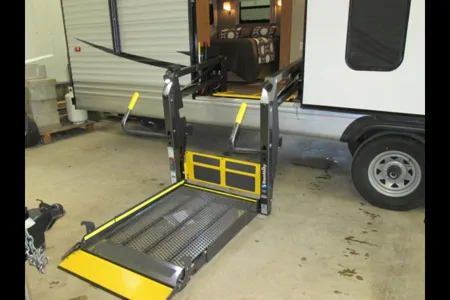 Wheelchair accessible RV travel trailer