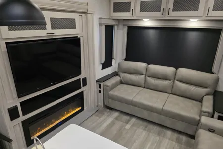 Meet "Eve"- East to West Tandara Fifth Wheel