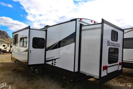 2019 HEARTLAND SUNDANCE XLT WITH TWO SEPARATE BEDROOMS!!
