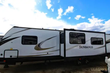 2019 HEARTLAND SUNDANCE XLT WITH TWO SEPARATE BEDROOMS!!