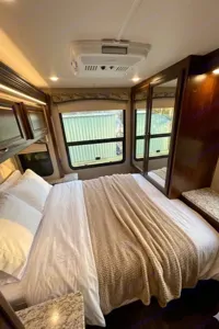 A10 Family Adventure Class A *NEW STARLINK WiFi*-2SlideOuts-Private Suite