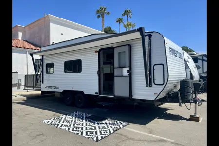 Firestorm - Huge Bathroom, Deck, Sleeps 2 Couples +