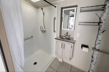 Firestorm - Huge Bathroom, Deck, Sleeps 2 Couples +