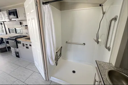 Firestorm - Huge Bathroom, Deck, Sleeps 2 Couples +