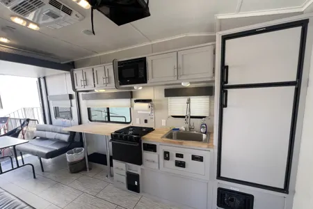 Firestorm - Huge Bathroom, Deck, Sleeps 2 Couples +