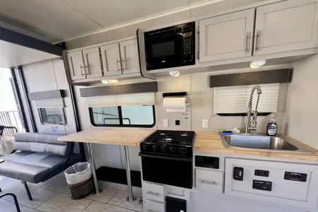 Firestorm - Huge Bathroom, Deck, Sleeps 2 Couples +