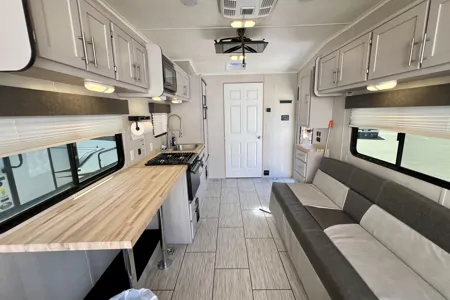 Firestorm - Huge Bathroom, Deck, Sleeps 2 Couples +