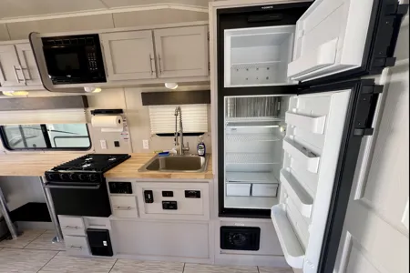 Firestorm - Huge Bathroom, Deck, Sleeps 2 Couples +