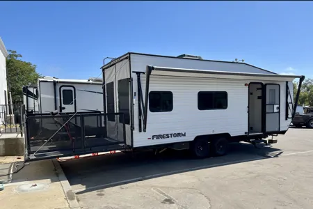 Firestorm - Huge Bathroom, Deck, Sleeps 2 Couples +