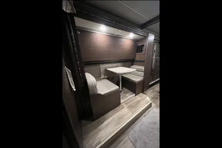 Thor Motor Coach Freedom Elite