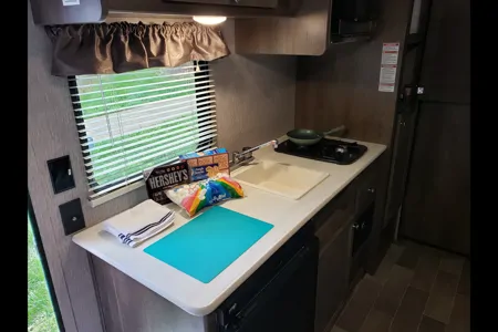 elliot's Dutchmen Lantern 17fq Travel Trailer