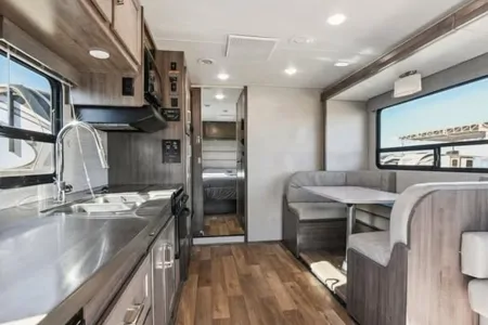 2020 Minnie Winnie 31K: Spacious w/ Flex Miles