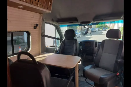 Julie Mercedes-Benz 2500 Classe B