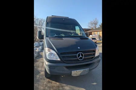 Julie Mercedes-Benz 2500 Classe B