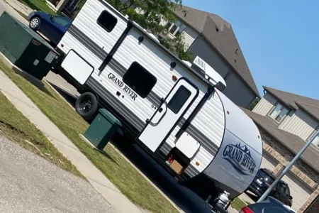 Sunny & Harvey’s 2024 Grand River 22mb Travel Trailer