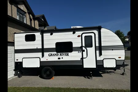 Sunny & Harvey’s 2024 Grand River 22mb Travel Trailer