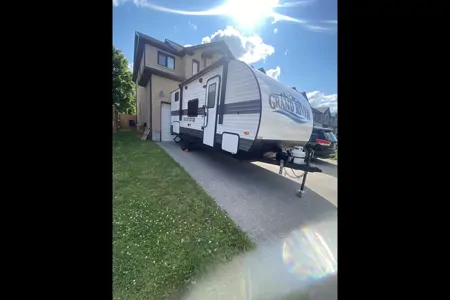 Sunny & Harvey’s 2024 Grand River 22mb Travel Trailer