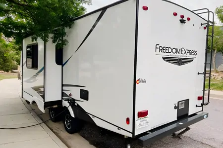 Vitaliy's Coachmen FreedomExpress 257BHS Travel Trailer