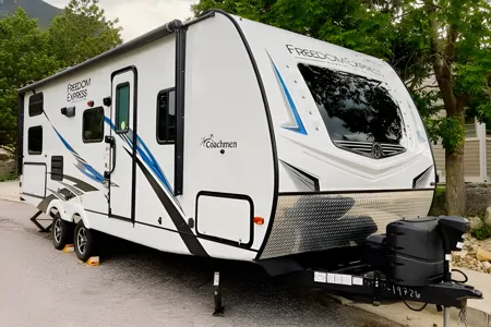 Vitaliy's Coachmen FreedomExpress 257BHS Travel Trailer