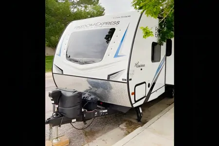 Vitaliy's Coachmen FreedomExpress 257BHS Travel Trailer