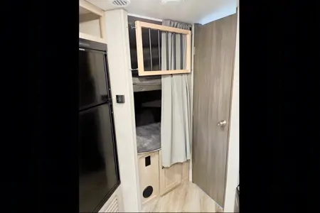 Vitaliy's Coachmen FreedomExpress 257BHS Travel Trailer